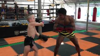 Buakaw traning Muay Thai for kids