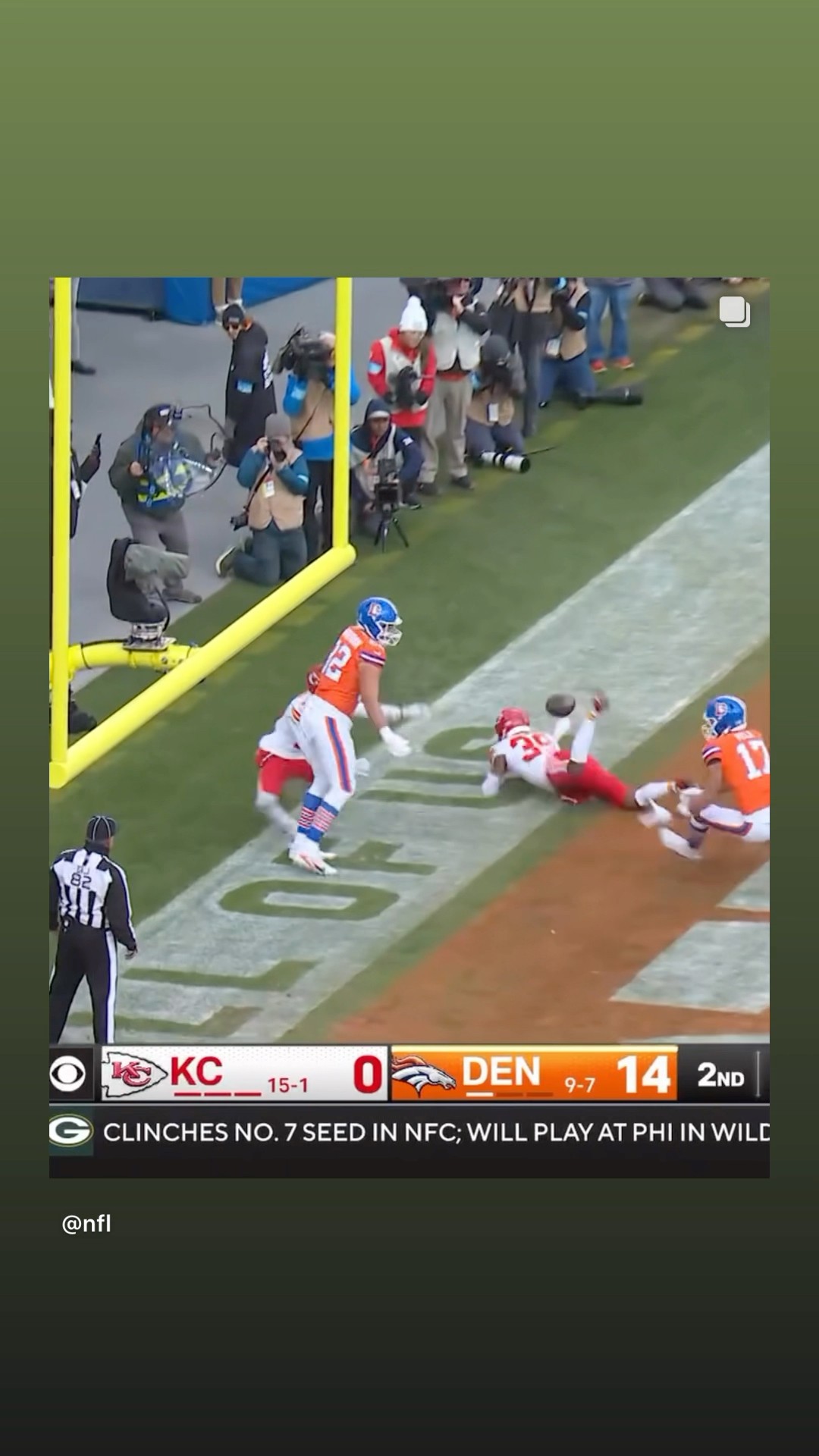 Double deflection #hoodnews #bonix #broncos #DevaughnVele #NFL #sports #TD #omg #how #wow #catch #i