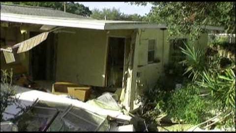 Raw: Fla. Homes Threatened by Possible Sinkhole