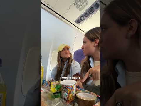 ¡HACIENDO PASAR HAMBRE A MI EHRMANA EN EL AVIÓN! 😂😂✈️ #shorts