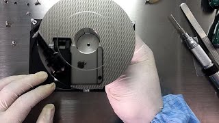 网友寄来一块希捷1T硬盘，通电吱吱响不停，硬盘坏了，拆开一看，彻底翻车了