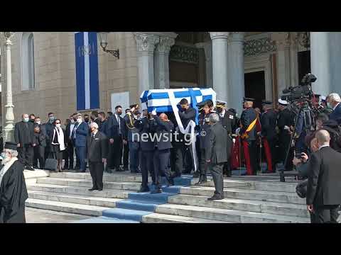 Κηδεία Σαρτζετάκη: Σκεπασμένο με τη σημαία το φέρετρο