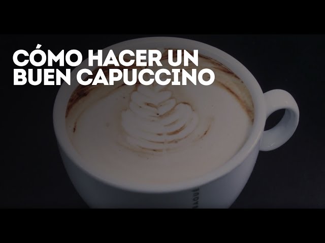 un barista prepara un capuchino, con vapor desde el Café exprés