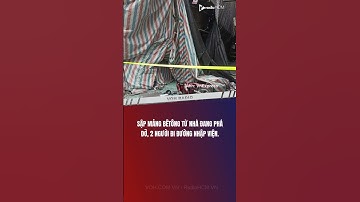 TIN NÓNG 24H: Sập mảng bêtông từ nhà đang phá dỡ, 2 người đi đường nhập viện