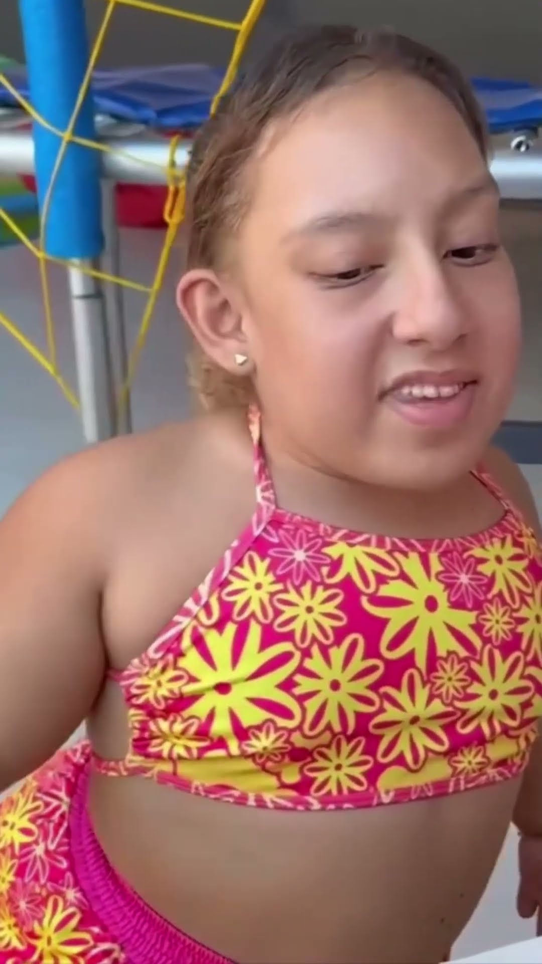 Maria Clara aprende Regras de Segurança na piscina #shorts