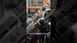 Дом семьи мальчика, погибшего в Одинцове, стал местом народной скорби — двери открыты для всех