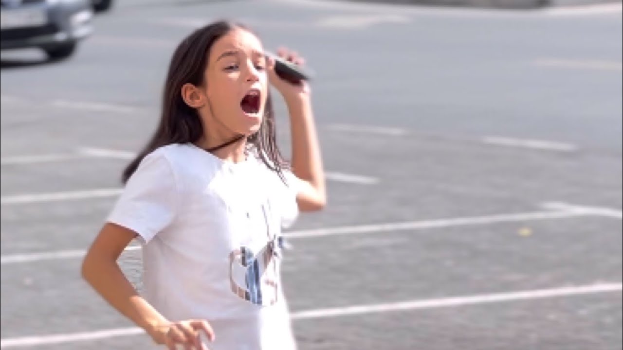 هذه الطفله رمت حذاء الى داخل سيارة الرجل؟؟؟