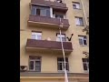 عشيق الزوجه يحاول يهرب من البلكونه والزوج يحاول الإمساك به عشيق الزوجه يحاول يهرب من البلكونه والزوج يحاول الإمساك به