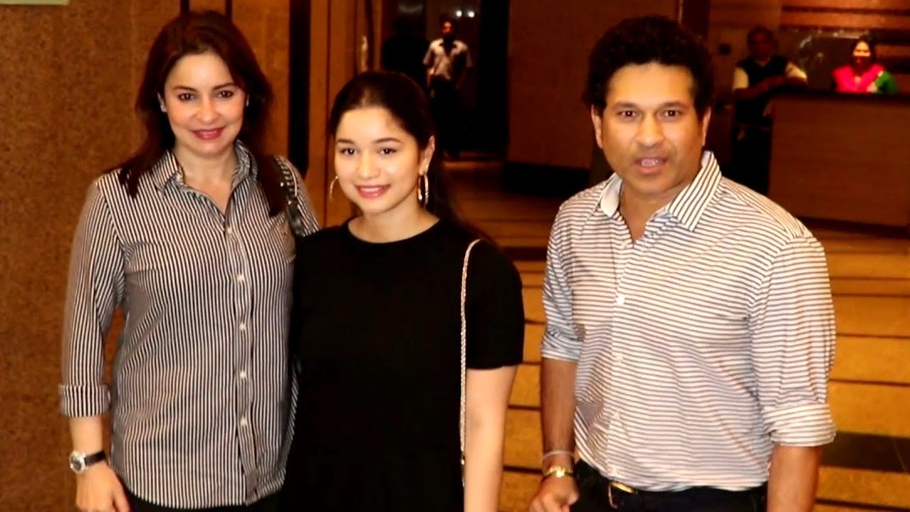 Watch: Sachin Tendulkar in quest of GOLD with his family at Bandra | Akshay Kumar xtrail courchevel