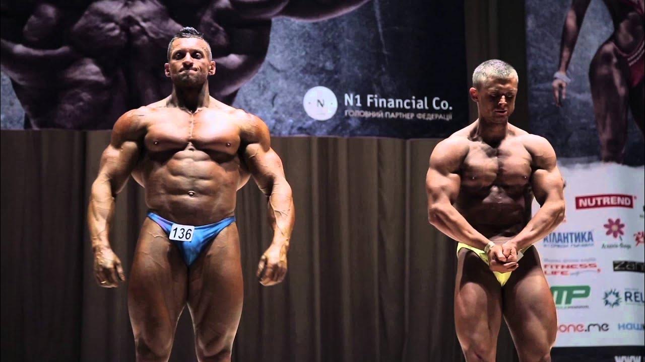 Прикол на турнире по бодибилдингу. Натуральный бодибилдинг соревнования. Соревнования по бодибилдингу среди юниоров. Калининградские бодибилдеры. Классические позы бодибилдинг.
