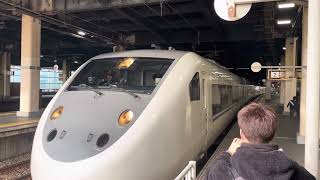 JR「金沢駅」2番線を発車するサンダーバードV12