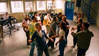 À la campagne / Chaussures de danse | Extrait de Summer Holiday, la comédie musicale du Crucible