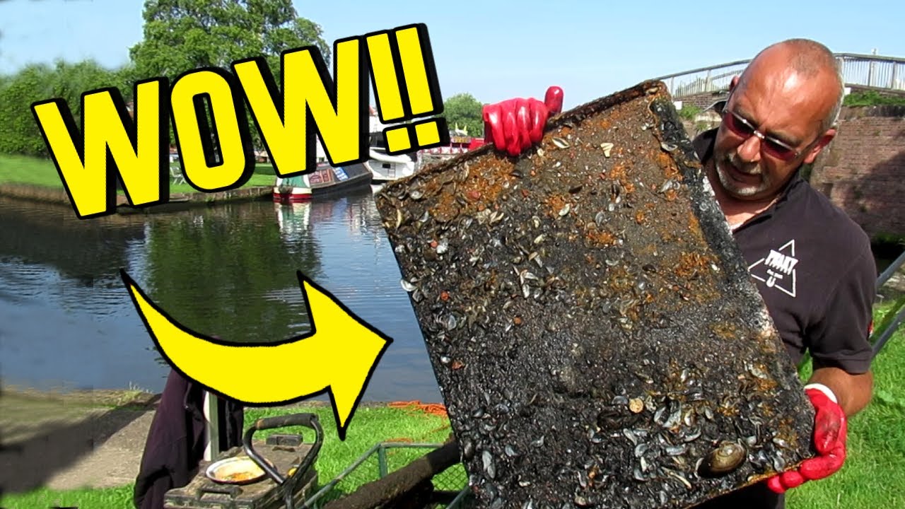 ЭПИЧЕСКИЙ ЭМАЛЕВЫЙ ЗНАК НАХОДИТСЯ НА МАГНИТНОЙ РЫБАЛКЕ