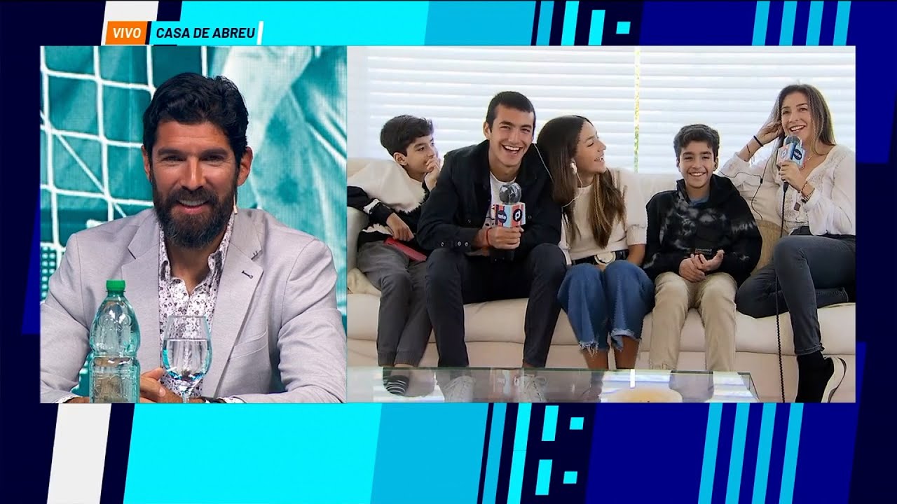 Siempre presente: la familia de Sebastián Abreu acompañó en el homenaje del Polideportivo