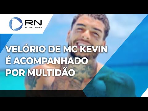 Familiares, amigos e fãs acompanham velório de MC Kevin