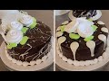 Decoración de pasteles bañados en chocolate y flores en crema