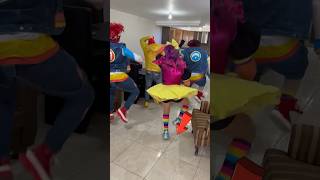 En la cara un capuchon chaleco y un cascon | Don Dimadon | Maskarin Jochy Ramito y Gordito bailando