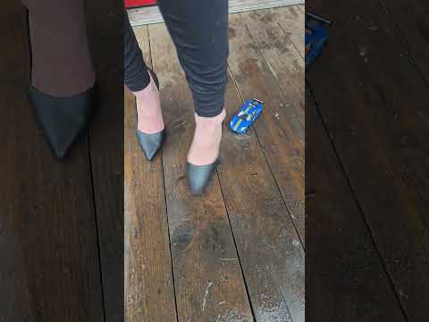 Smoke crush in heels #asmrcrush #highheels #crushtest #walkinginheels