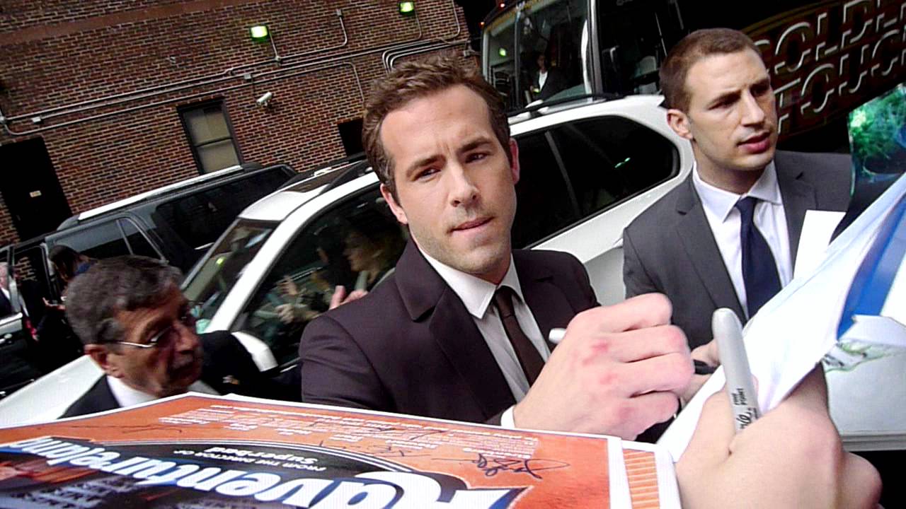Ryan Reynolds Deadpool signing autographs for fans. E1autographs - YouTube