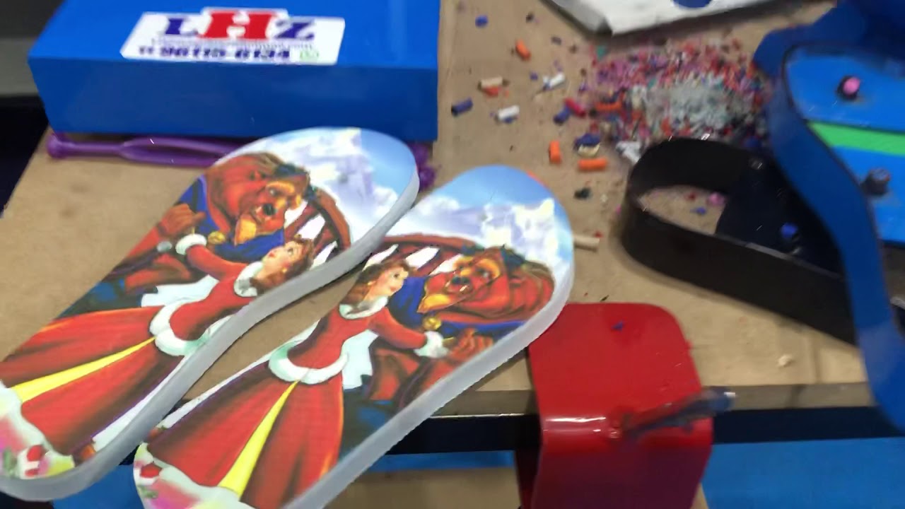 Máquina do futuro. Máquina de fabricar chinelo com estampa