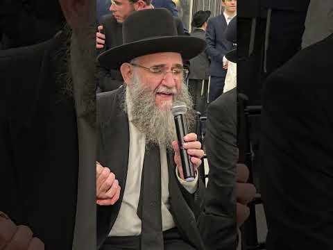 כשמרן ראש הישיבה עושה גראמן לחתן עם כל בני הישיבה הרב ברוך מרדכי אטינגר ראש ישיבת כנסת יחזקאל אלעד 