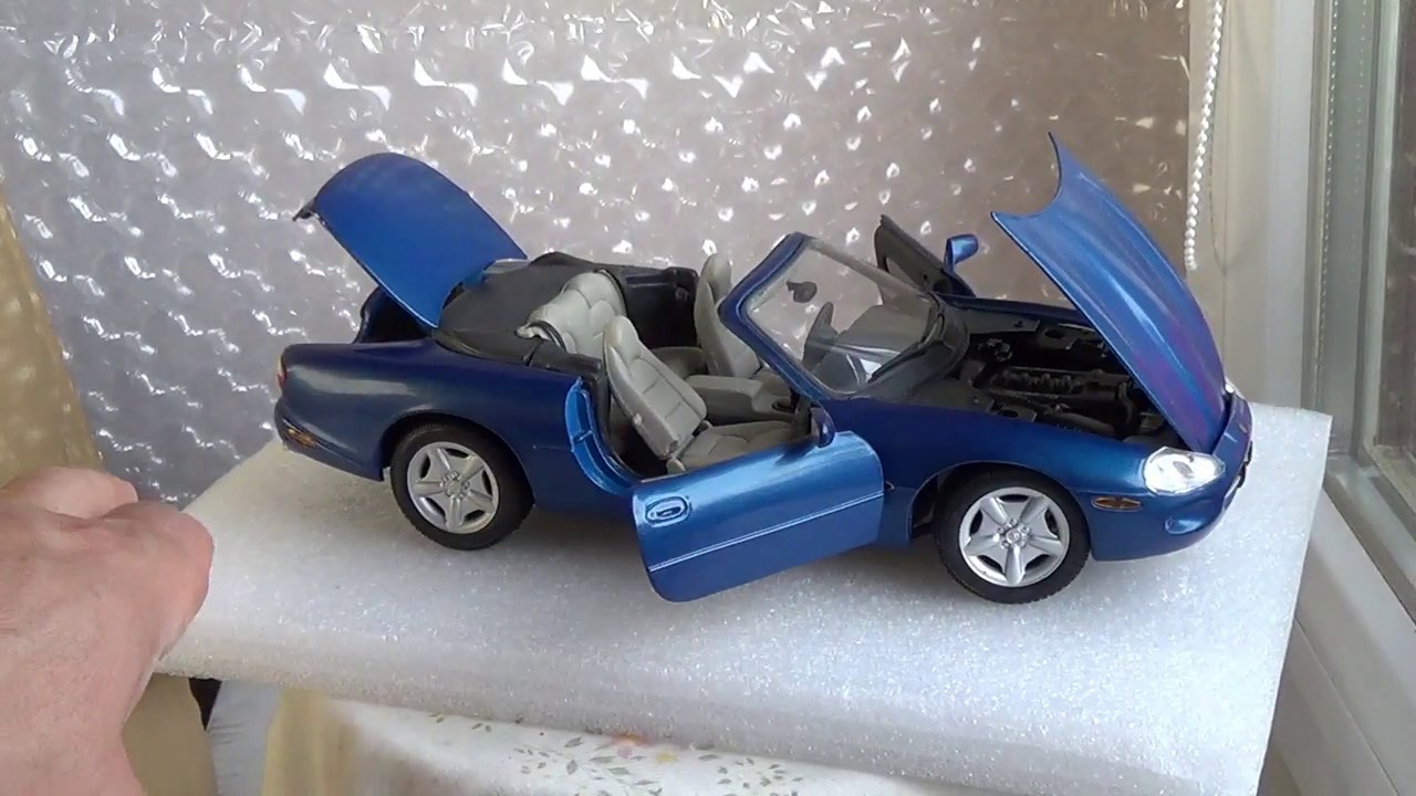 Jaguar XK8 Convertible - Maisto 1:18 - YouTube