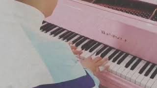 Bad Bunny tocando ritmo de Amorfoda en piano