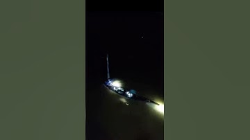 ‼️ Khoảnh khắc Người đàn ông thoát c.h.ế.t trong gang tấc khi ôm cột điện giữa dòng lũ dữ #lulut