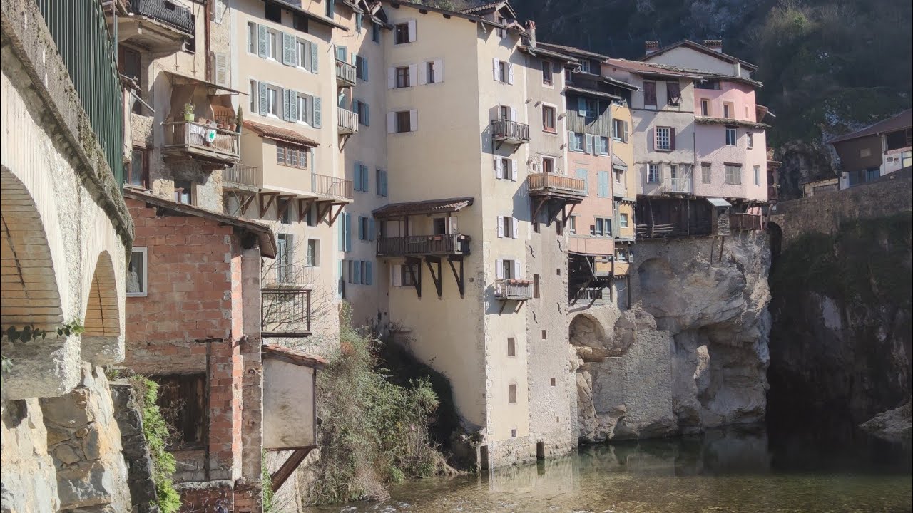 Maisons suspendues à Pont en Royans. France Tourism. Isère Savoie Haute-Savoie - 4k avec ZEN MUSIC