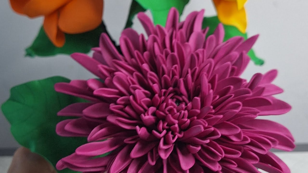 Aprenda a fazer a flor crisântemo sem frisador em EVA.