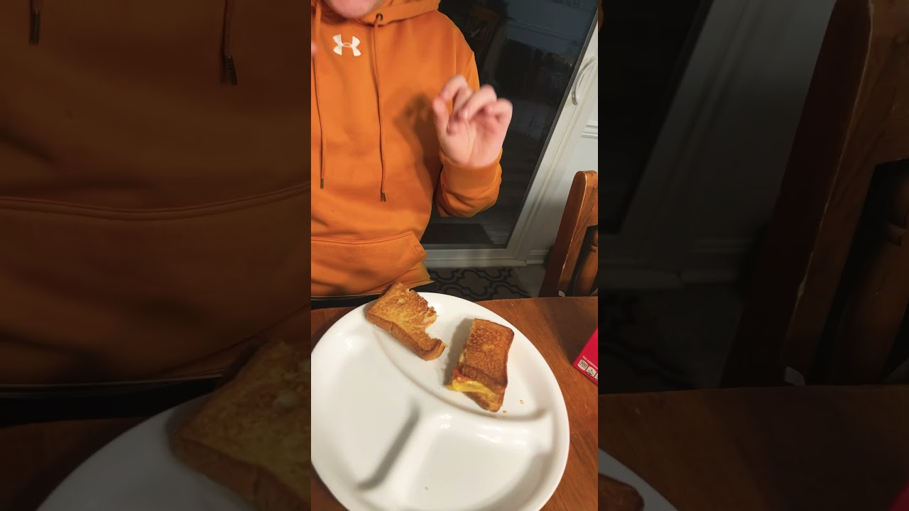 Blake reviews the new Lunchables Crispy Grilled Cheese Pepperoni Pizza 