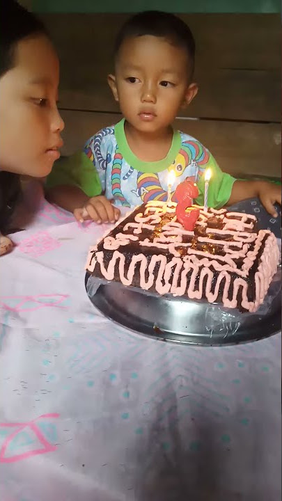 video lucu,sang adik iri gara KK perempuan nya tiup lilin saat ultah,