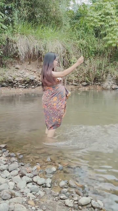 bumil mandi disungai