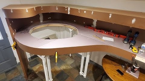HO Scale Model Railroad Benchwork Construction. Layout Part 7  "The Big Loop"