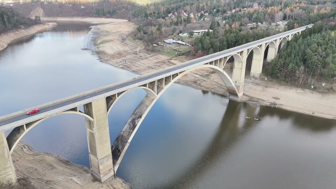 Polétání nad hladinou Orlické přehrady 