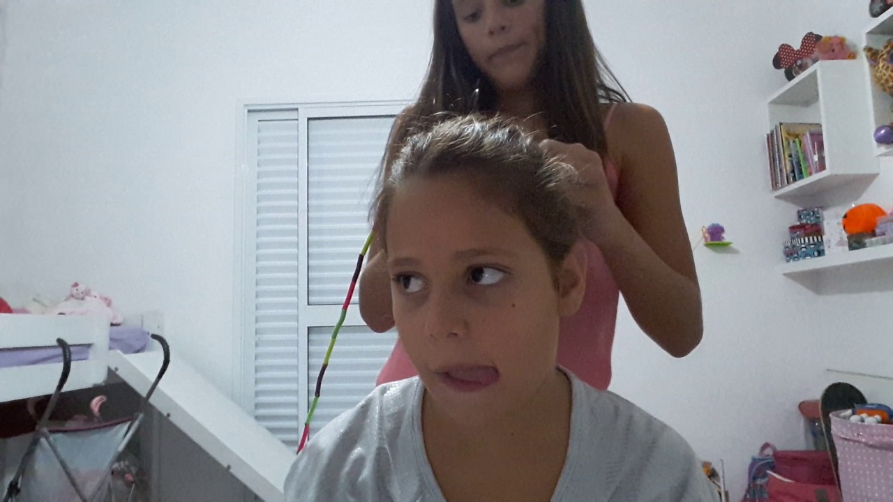 Arrumando o cabelo da irmã kkkk