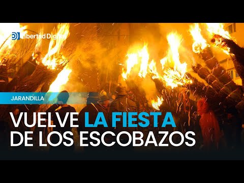 Hogueras y escobazos en Jarandilla de la Vera en una noche lluviosa