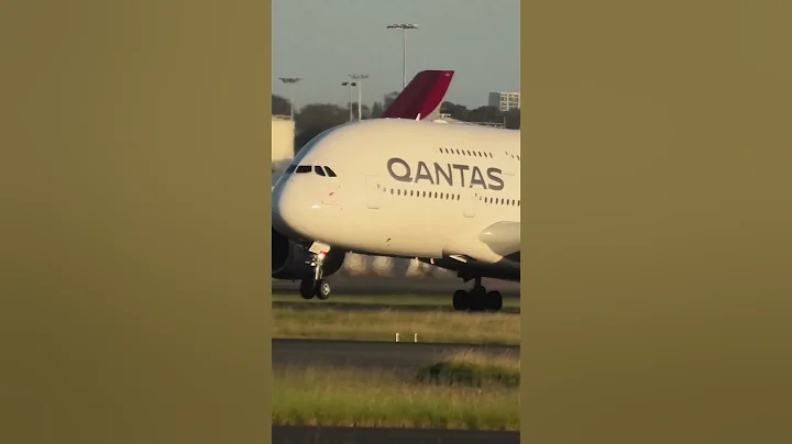 🇦🇺✈️Qantas A380 Close up Landing #a380 #aviation