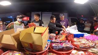 高清0208-10這個千元標太壯觀了 貨放到桌面放不下 直接好幾箱搬到檯面上 嘉義趙又廷海鮮拍賣110年星期一台南永大夜市100129