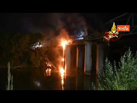 Incendio sul Tevere, crolla una parte del Ponte dell'Industria