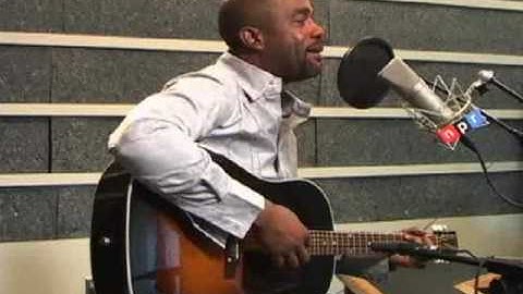 Darius Rucker Performs "Don
