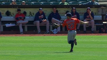 HOU@OAK: Altuve ranges into right to make a catch