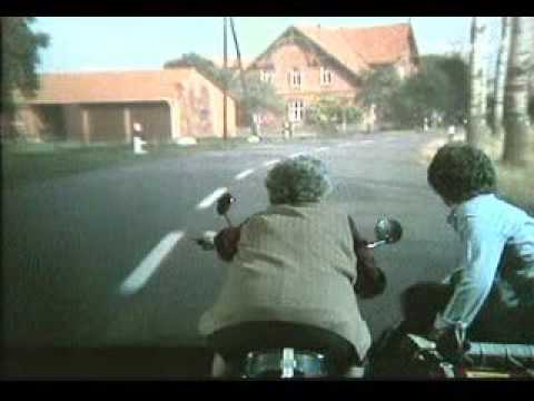 Meine Oma fhrt im Hhnerstall Motorrad