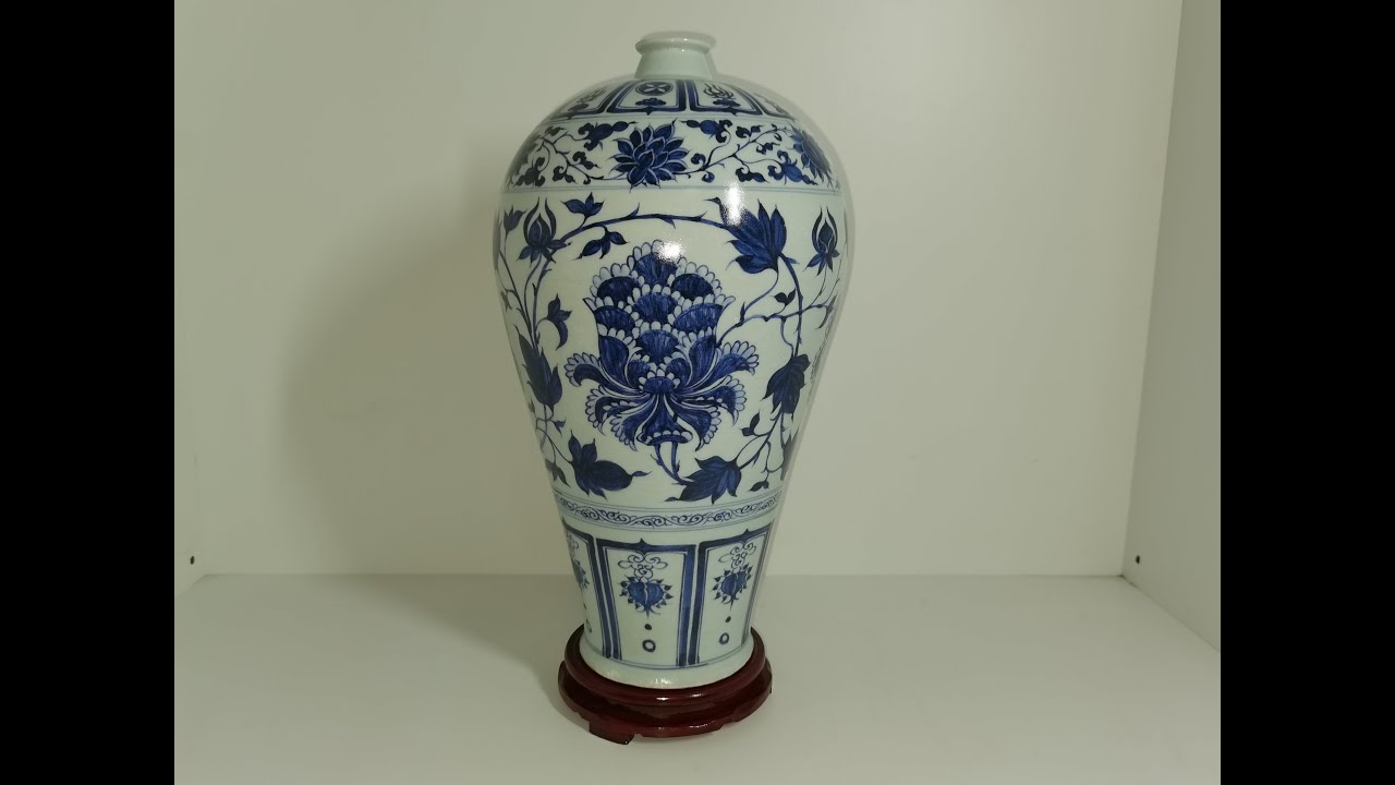 罕见元青花缠枝牡丹纹梅瓶 - 高43厘米。Rare Yuan Dynasty blue and white entwined peony sea  wave pattern vase Hgt. 43cm