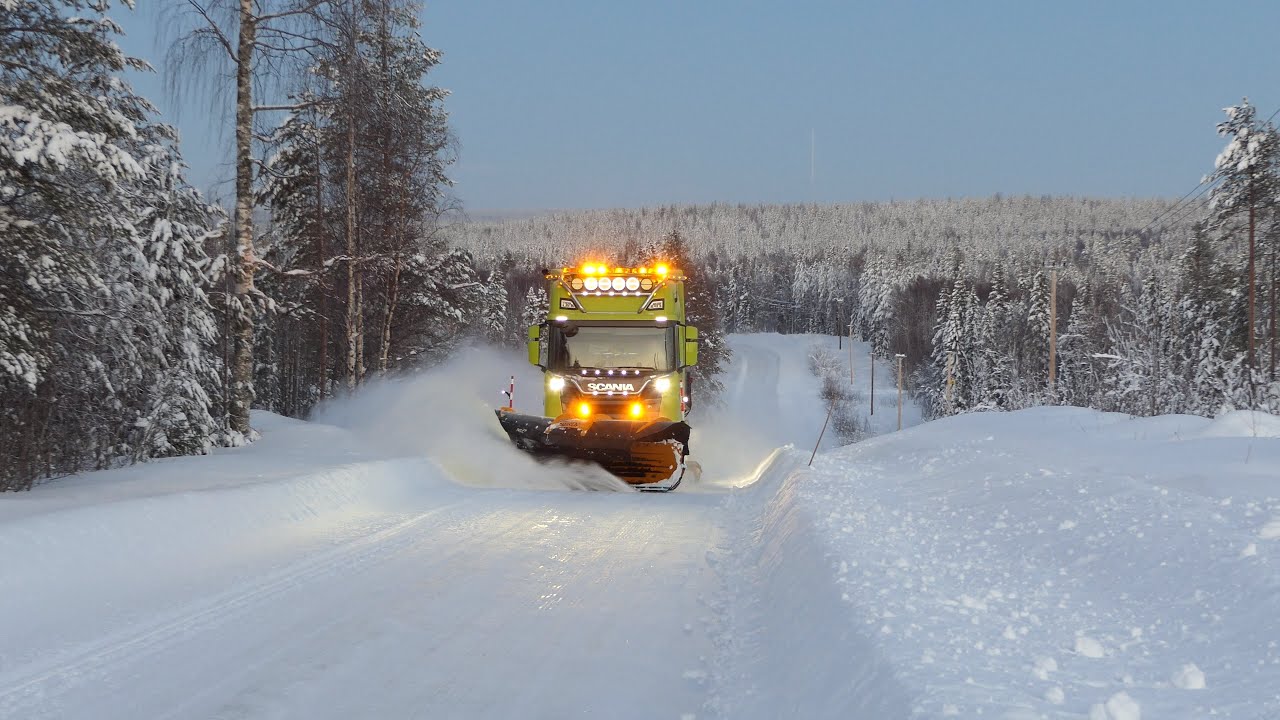 Scania R590 V8 a Swedish plow truck in work a perfect winter day 2023 (4K)