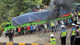 Detikdetik Perjuangan Terakhir  Drama Terburuk Truk Super Panjang Melintasi Berbelok Di Tikungan