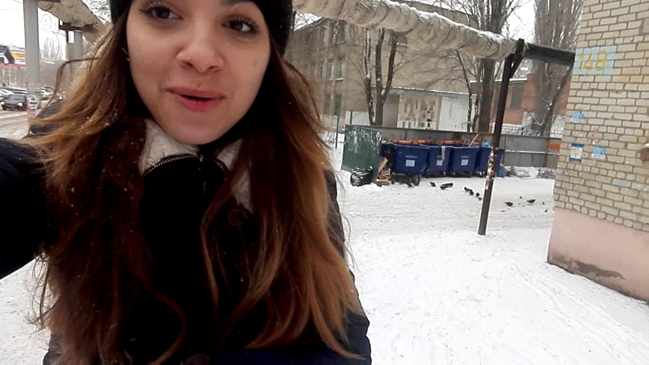 На шее у парня - YouTube