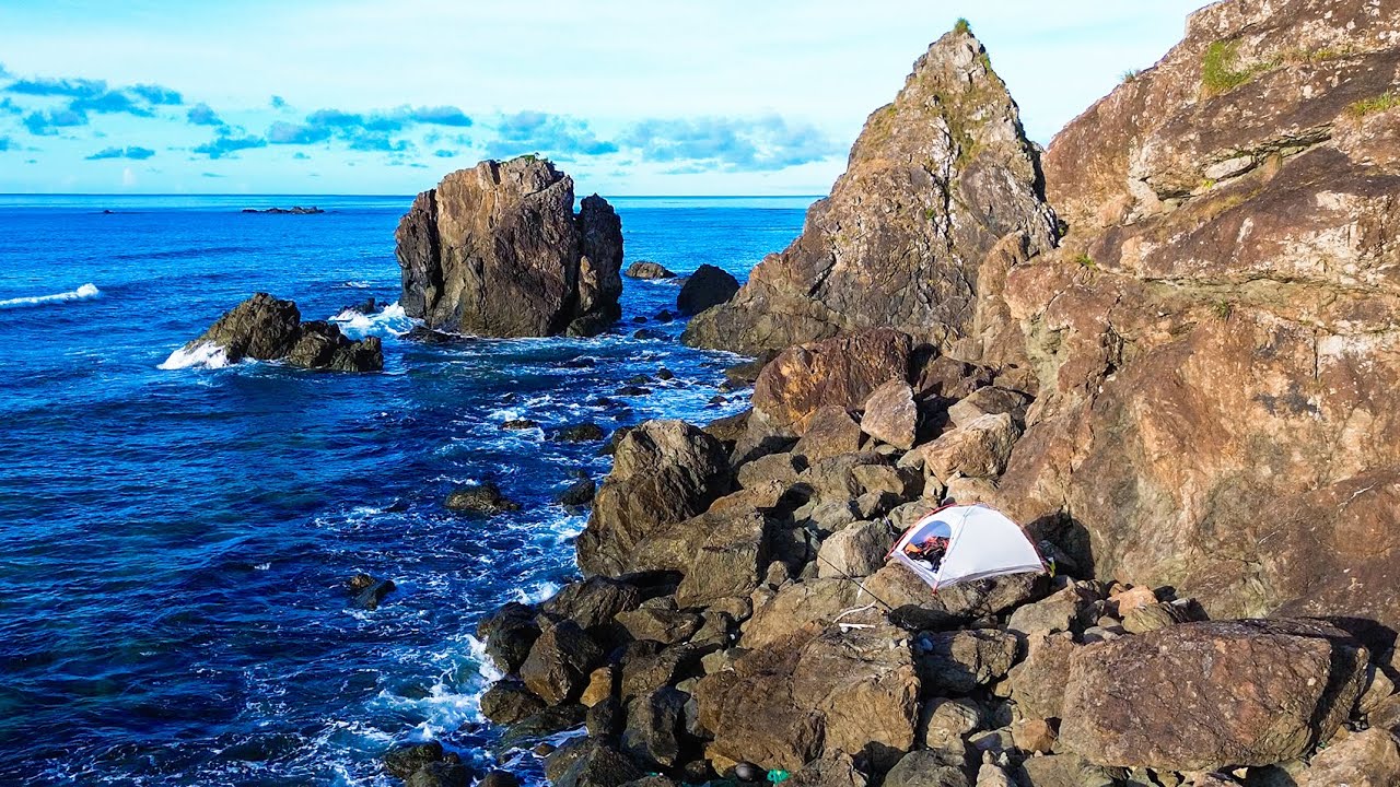 岩場にテントを張って、釣りとキャンプをして過ごす。