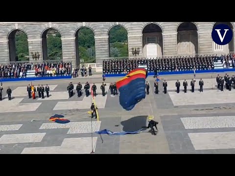 Un GEO sufre una caída al aterrizar en paracaídas en el acto del bicentenario de la Policía Nacional