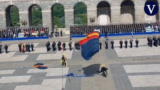 Un GEO sufre una caída al aterrizar en paracaídas en el acto del bicentenario de la Policía Nacional